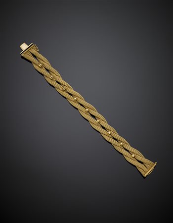 Bracciale a doppia maglia intrecciata in oro giallo rifinito con piccole...