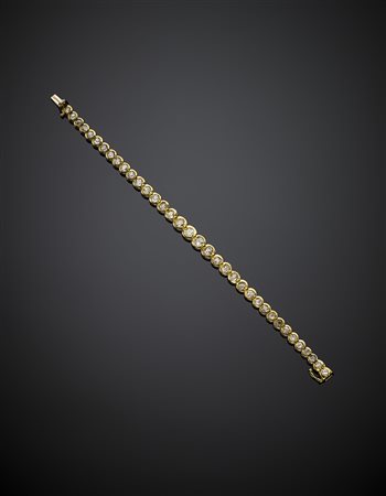 Bracciale in oro giallo con 36 diamanti a scalare ovali e a cuscino per...