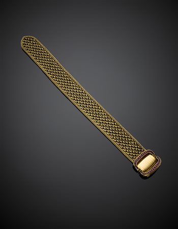 Bracciale in oro giallo a guisa di cintura con rubini calibré per complessivi...