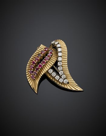 Broche a guisa di foglie stilizzate in oro giallo, diamanti rotondi per...