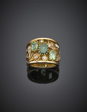 Anello in oro giallo con piccoli diamanti e tre smeraldi g 16,02 misura...