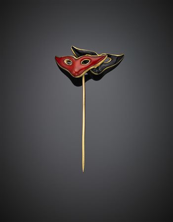 FASANO TORINOSpillone in oro giallo con due maschere smaltate, g 4,03, lungh....