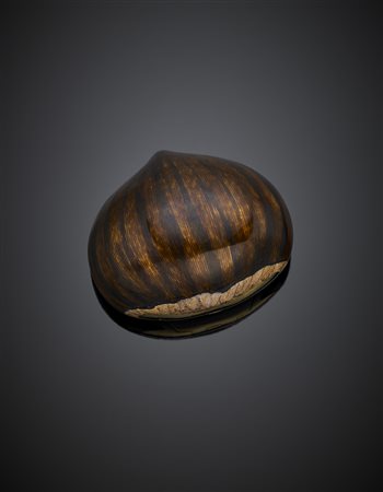 FASANOPortapillole in oro giallo e smalti guilloché a guisa di castagna, g...