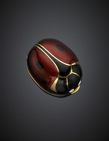 ILLARIOPortapillole in oro giallo con smalti guilloché a guisa di coccinella,...