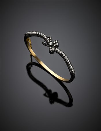 Bracciale rigido apribile in oro giallo e argento con diamanti a formare un...
