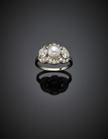 Anello in oro bianco con perla a bottone e due diamanti rotondi di ct. 0,64...