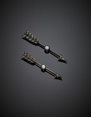 Due spille in oro giallo, argento e diamanti a guisa di frecce g 6,69, lungh....