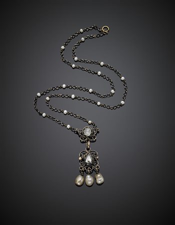 Collana in oro giallo 585/1000, argento e microperle con centrale rifinito...