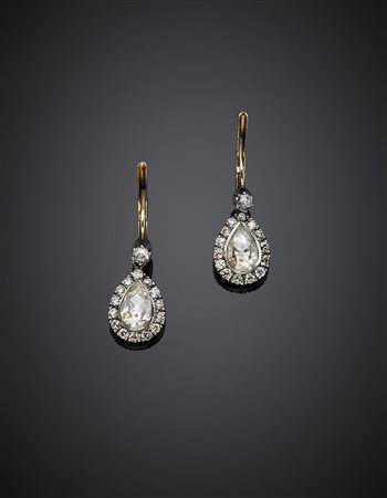 Orecchini in oro giallo e argento rifiniti con diamanti per complessivi ct....