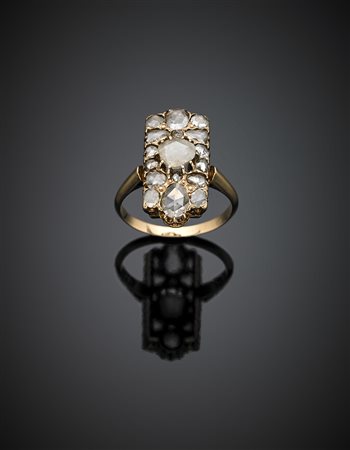 Anello in oro giallo con diamanti a mezza rosetta, al centro una doppietta di...