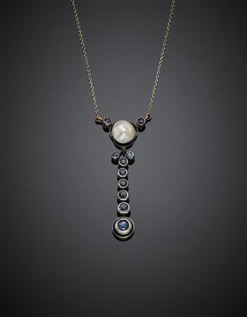 Catenina in oro giallo con centrale pendente in oro e argento, una perla a...