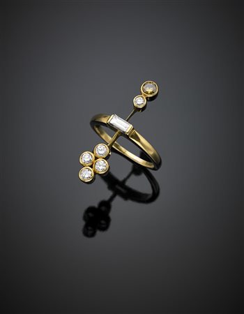 Anello in oro giallo con diamanti incolori e fancy yellow per complessivi ct....