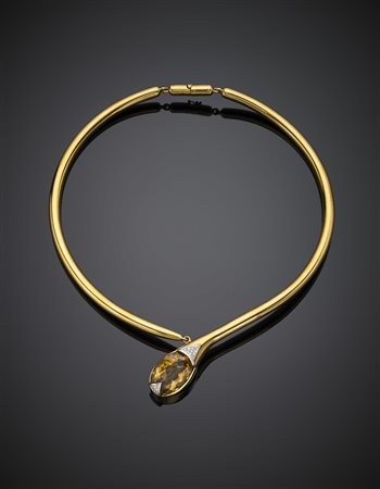 Collier rigido apribile in oro giallo con quarzo citrino ovale, rifinito con...