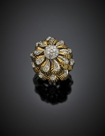 Anello a fiore in oro giallo, con diamanti per complessivi ct. 1 circa,...