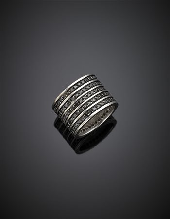 Anello in oro bianco a cinque fasce di diamanti neri per complessivi ct. 1,80...