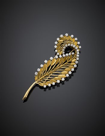 Broche a guisa di foglia in oro giallo, platino e diamanti per complessivi...