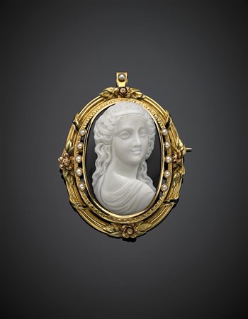 Spilla/pendente in oro giallo, verde e rosa, al centro un cammeo neoclassico...
