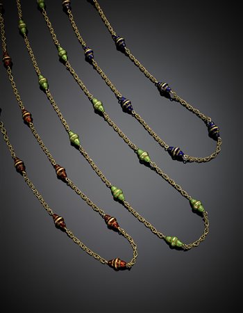 Lotto di tre collane in oro giallo a cordoncino con distanziatori in smalto...