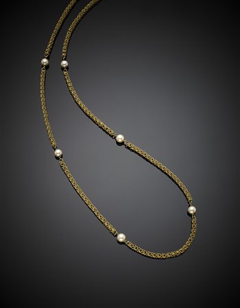 Lunga catena in oro giallo ritorto con perle, g 66,71, lungh. cm 100...