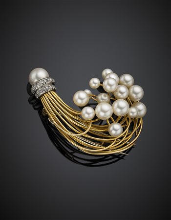 FAR-TRARBroche in oro giallo a guisa di pennacchio con perle e diamanti,...