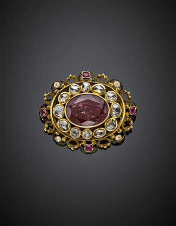 Broche in oro giallo con tormalina rosa ovale di di ct. 21,90 circa, diamanti...