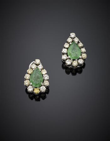 Orecchini a goccia con clip in oro bianco, diamanti rotondi per complessivi...