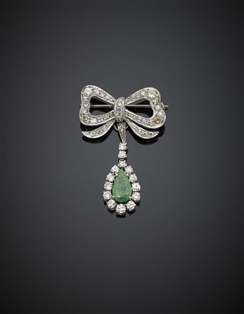Spilla a fiocco in oro bianco e diamanti, il pendente removibile rifinito con...