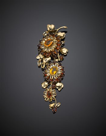 Broche snodata e scomponibile a guisa di fiori in oro giallo e quarzi citrini...