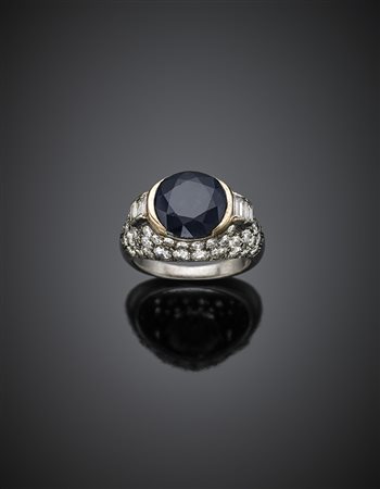 Anello in argento e oro giallo, diamanti rotondi e a baguette che...