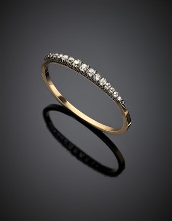 Bracciale rigido apribile, in oro giallo, argento e diamanti a cuscino per...