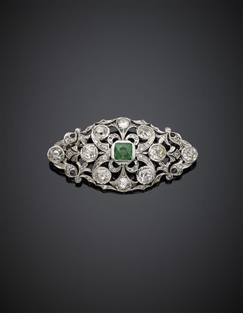 Broche in oro bianco a losanga , traforata con diamanti rotondi e a cuscino...