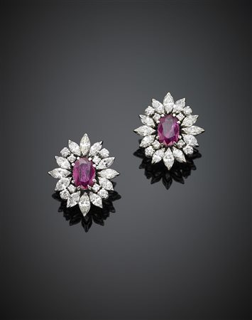 Orecchini a lobo con clip, in oro bianco e due rubini di ct. 1,65 circa e di...