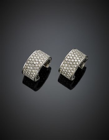 Orecchini a lobo a in oro bianco con pavè di diamanti per complessivi ct....