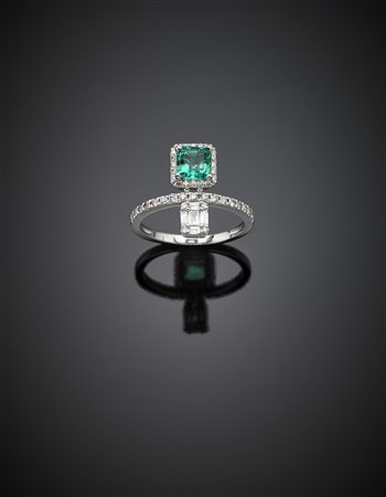 Anello in oro bianco con diamanti rotondi e a baguette con smeraldo carré, g...