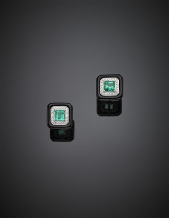 Orecchini a lobo in oro bianco con smeraldi carré per complessivi ct. 1,70...