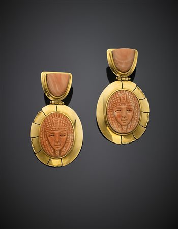 Orecchini pendenti in oro giallo con corallo rosa aranciato, gli ovali...