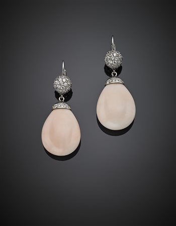 Orecchini pendenti in oro bianco, diamanti a pavé e due gocce in corallo...