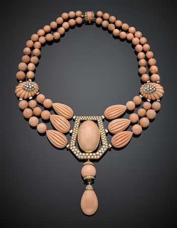 Collier a due e tre fili in boules di corallo rosa in parte scolpito, con...