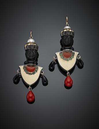 Orecchini a guisa di moretto in oro rosso 333/1000, mezzeperle, legno tinto,...