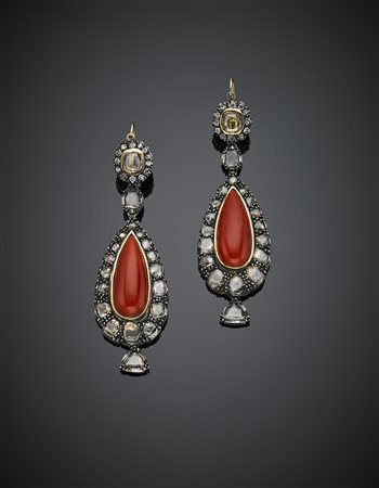 Orecchini pendenti in oro giallo e argento, diamanti flat irregolari e due...