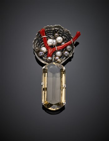 BUCCELLATIPendente in argento a guisa di conchiglia sbalzata con perle,...