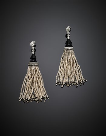 Orecchini pendenti a nappa in platino, diamanti, piccole perle, onice e...