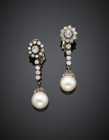 Orecchini pendenti di non identica fattura con perno e clip in oro giallo,...