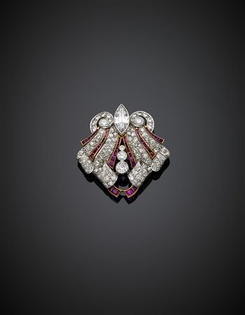 Spilla in oro bianco e giallo a cartiglio con diamanti rotondi e navette di...