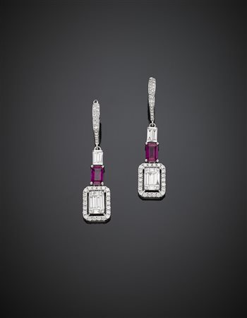 Orecchini pendenti in oro bianco, diamanti rotondi e a baguette, rubini...