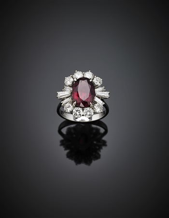 Anello in oro bianco e diamanti per complessivi ct. 2,50 circa a contornare...