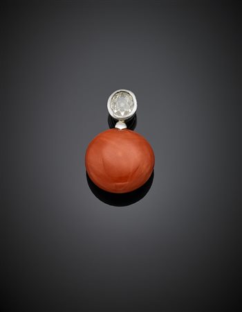 Pendente in oro bianco con diamante ovale di ct. 2 circa e corallo arancione,...