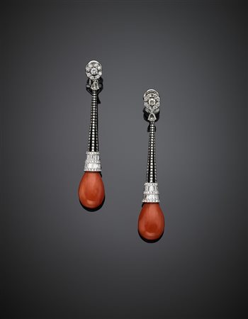 Orecchini pendenti in oro bianco e rodiato nero con corallo arancione,...