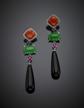 Orecchini pendenti in oro bianco con coralli, onice, quarzo microcristallino...