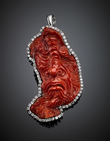 Pendente in corallo rosso scolpito a guisa di divinità, oro bianco e diamanti...